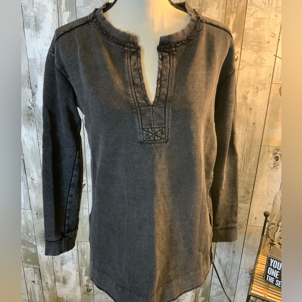 Anthropologie v-neck sweatshirt with split back. Size XS